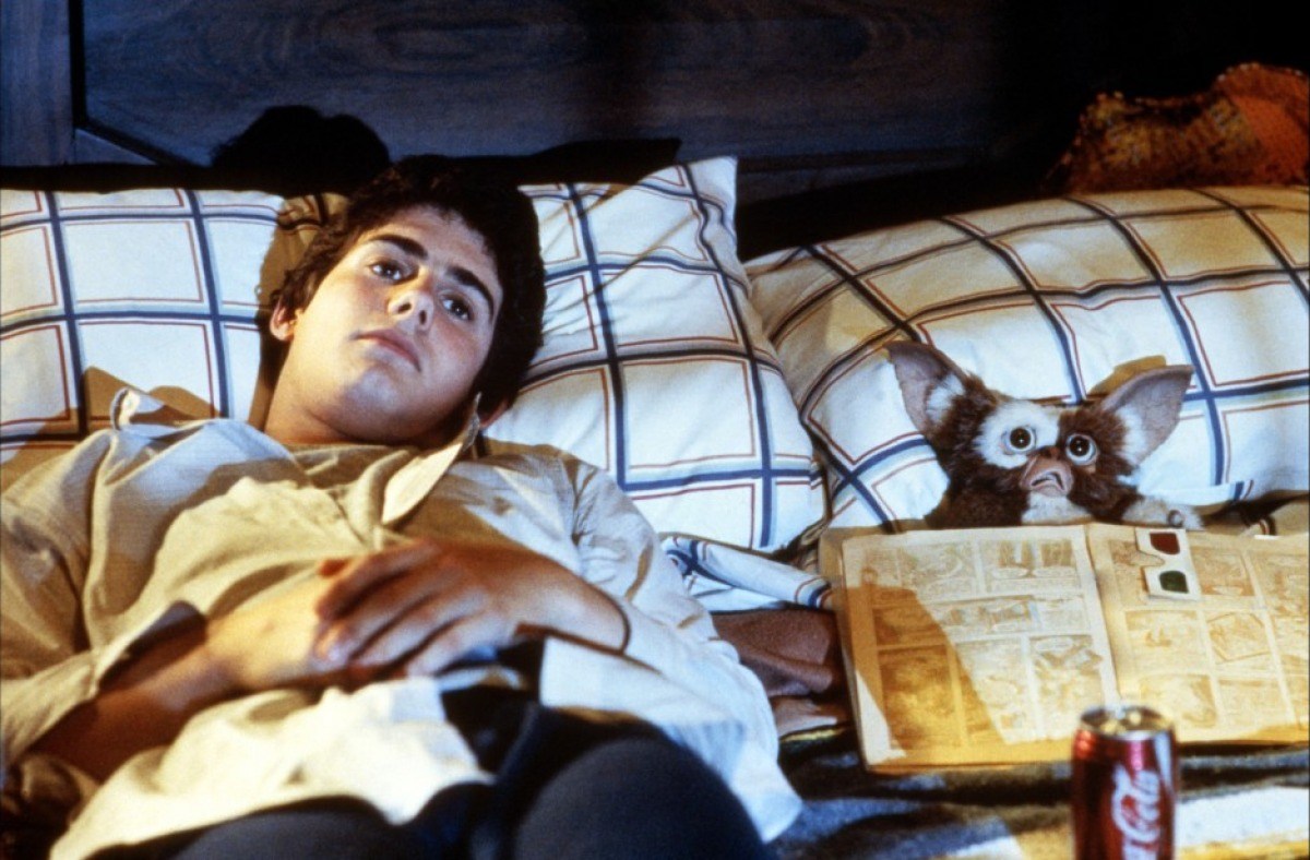 Zach Galligan and Gizmo in Gremlins (1984)