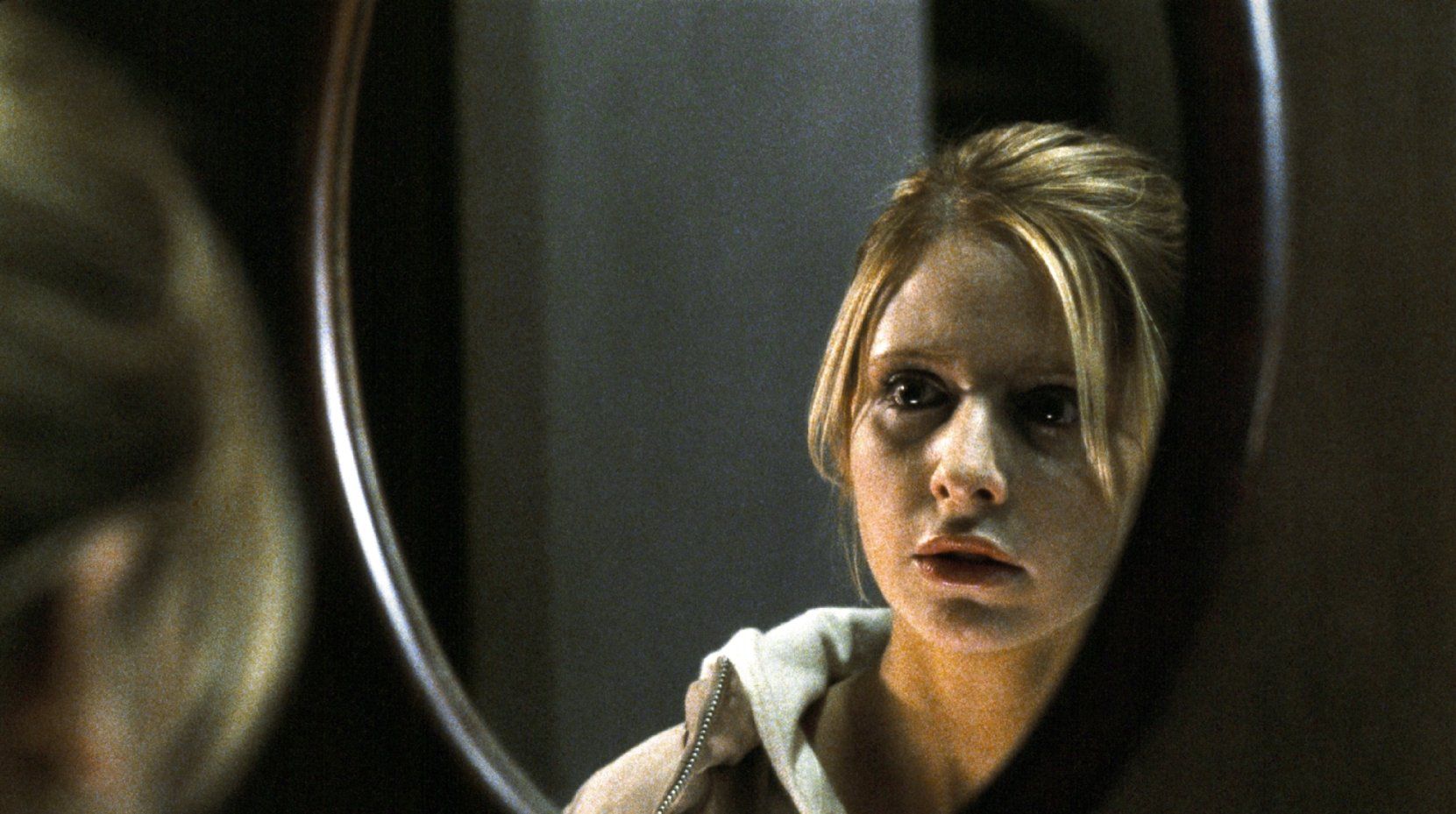 Karen Davis (Sarah Michelle Gellar) encounters spooky happenings in Japan in The Grudge (2004)