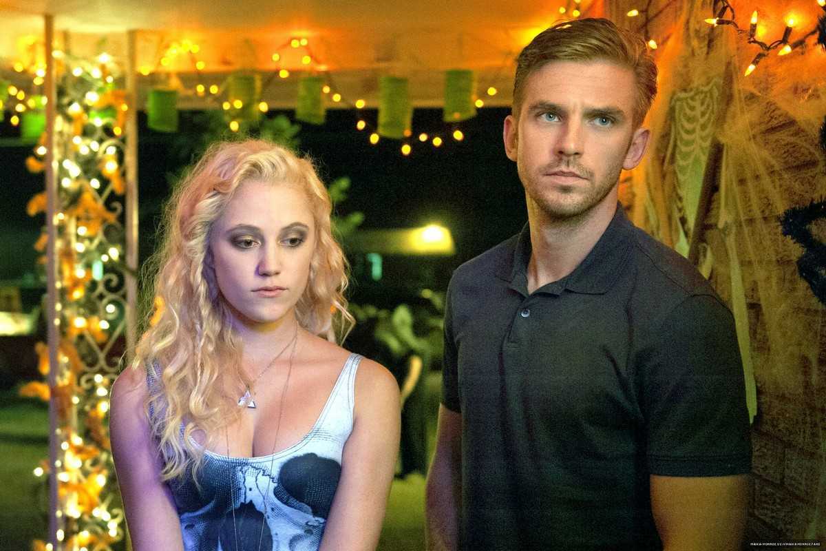 Dan Stevens and Maika Monroe in The Guest (2014)