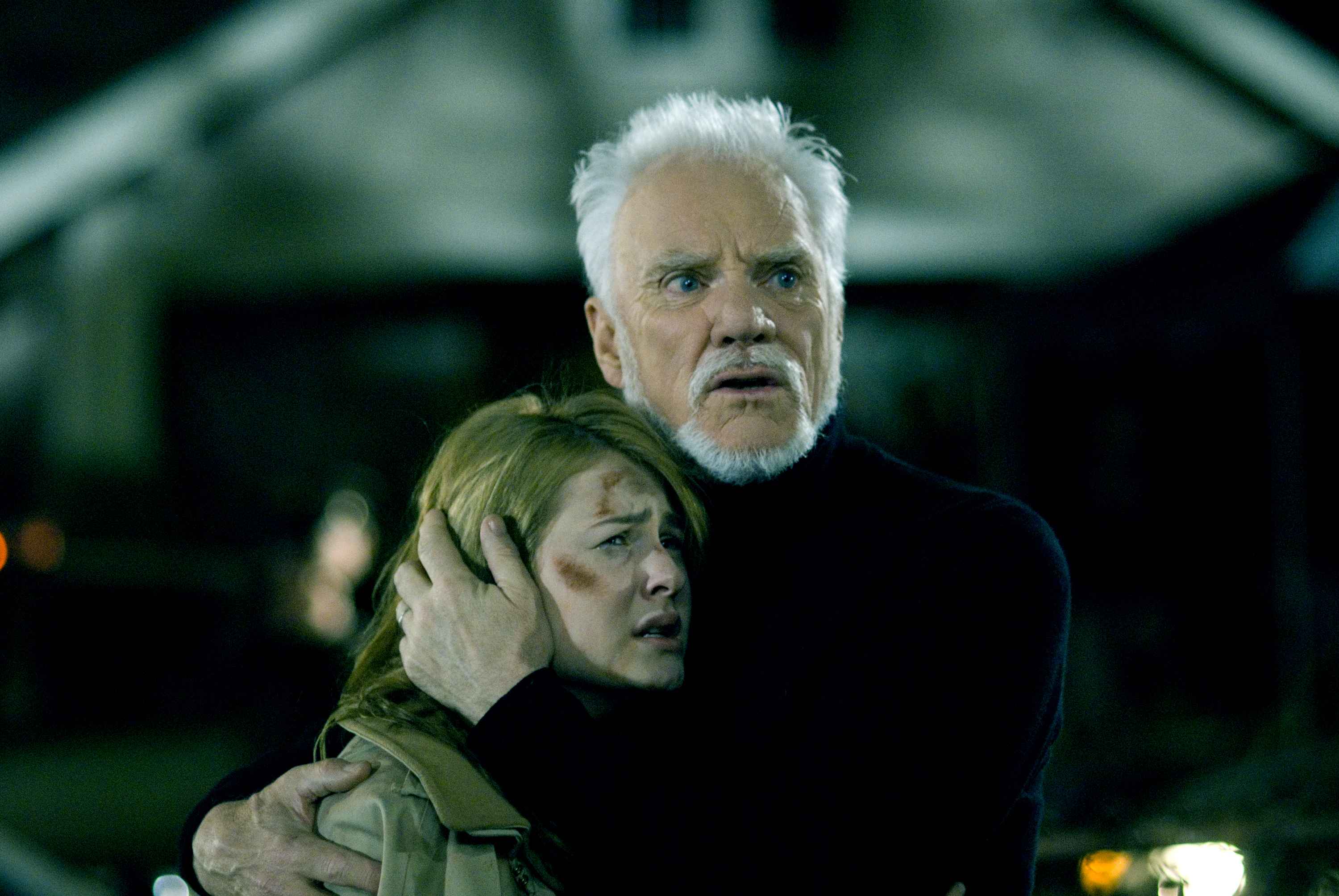 Dr Loomis (Malcolm McDowell) comforts Laurie Strode (Scout Taylor-Compton) in Halloween (2007)