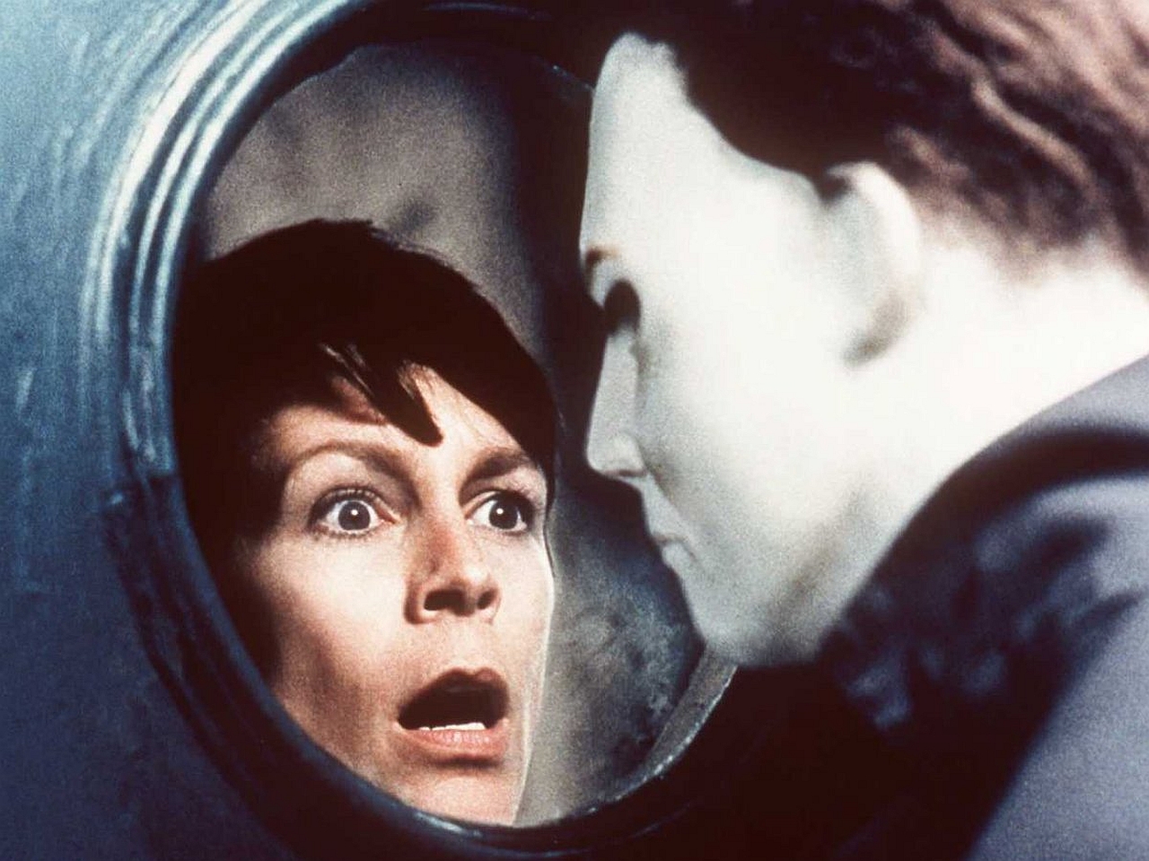 Laurie Strode (Jamie Lee Curtis) face to face with Michael Myers (Chris Durand) again in Halloween H20: Twenty Years Later (1998)