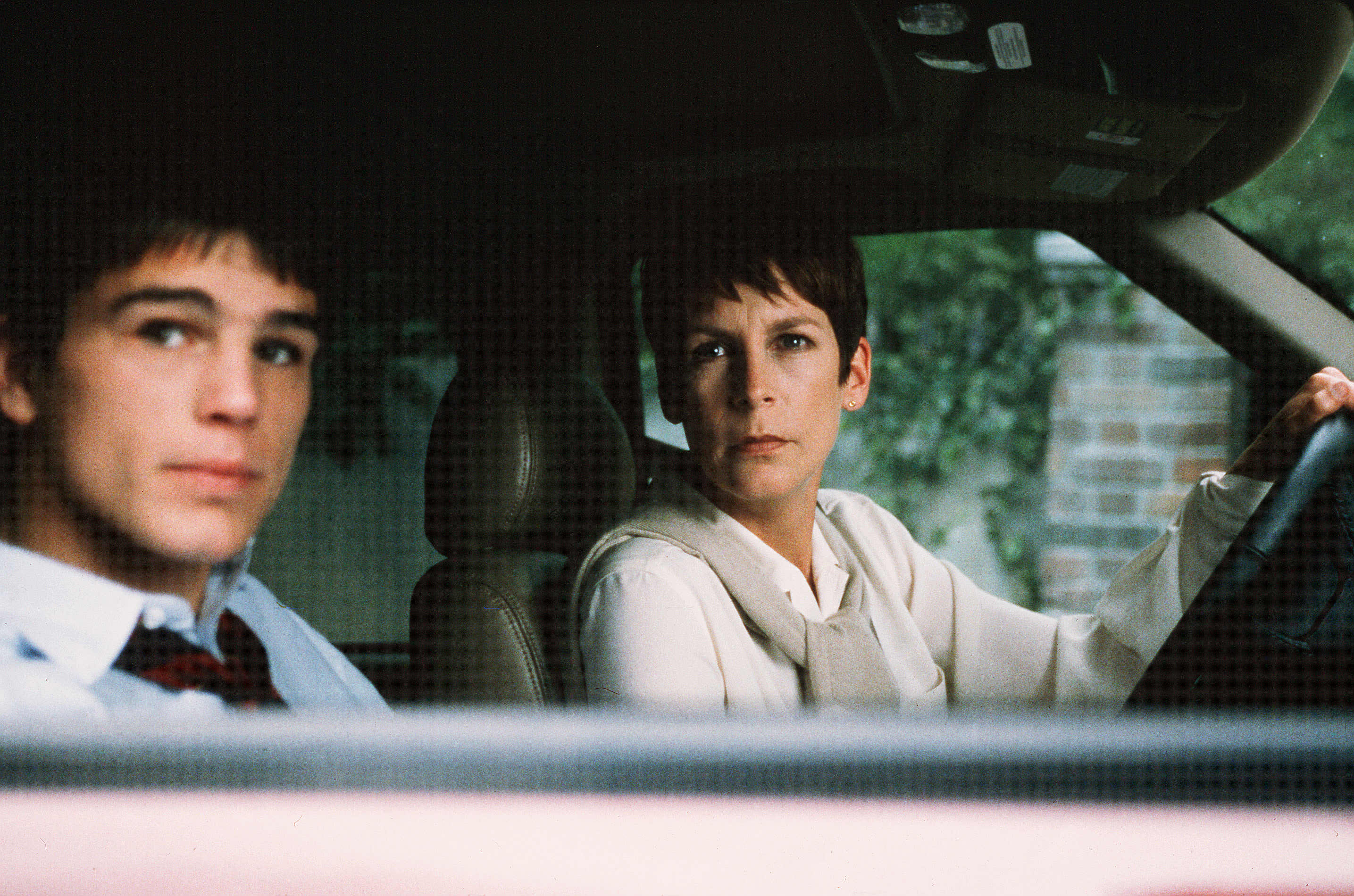 Laurie Strode (Jamie Lee Curtis), back after having spent twenty years living under an assumed name, and her teenage son Josh Hartnett in Halloween H20: Twenty Years Later (1998)