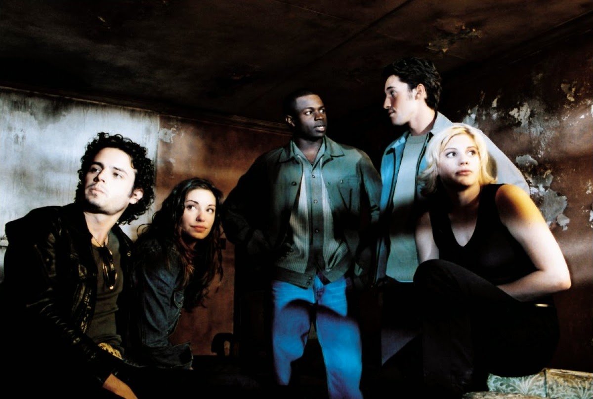 Reality tv crew in the old Myers house - Luke Kirby, Bianca Kajlich, Sean Patrick Thomas, Thomas Ian Nicholas and Katee Sackhoff in Halloween Resurrection (2002)