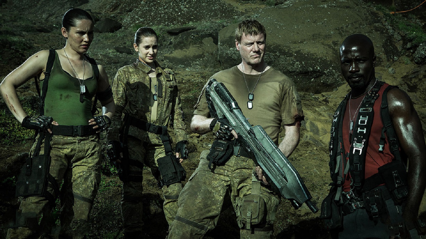 Soldiers stranded on a planetary fragment - Christina Chong, Jennie Gruner, Steven Waddington, Mike Colter in Halo Nightfall (2014)