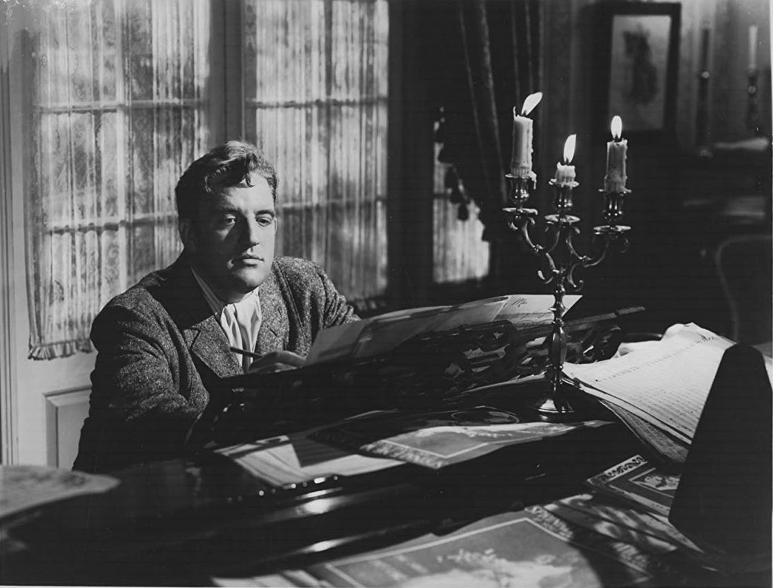 Laird Cregar sits at the piano in Hangover Square (1945)