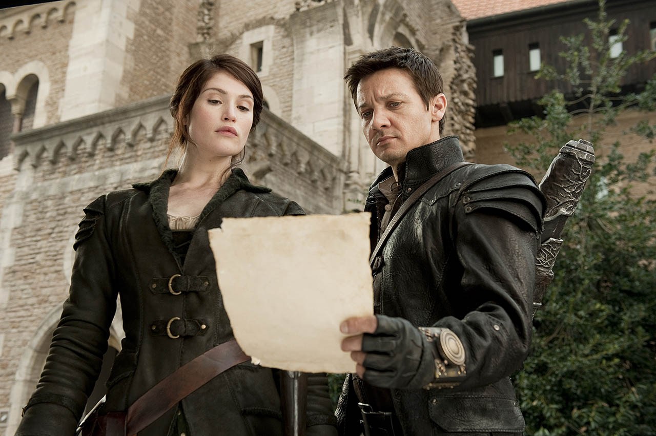 Gretel (Gemma Arterton) and Hansel (Jeremy Renner) in Hansel & Gretel Witch Hunters (2013)