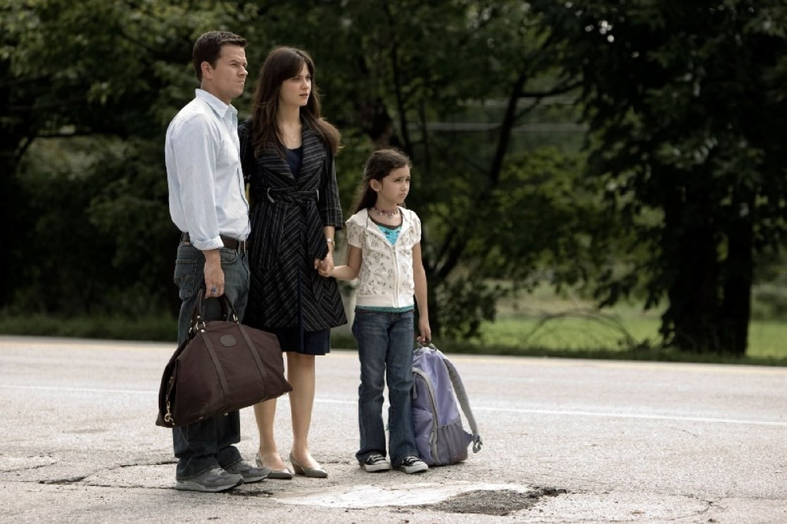 (l to r) Mark Wahlberg, wife Zooey Deschanel and Ashlyn Sanchez set out to make it to an unaffected area in The Happening (2008)