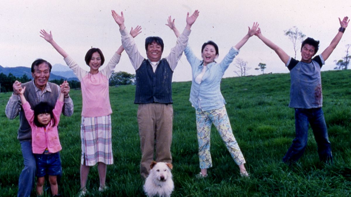The Katakuri family - (l to r) grandfather Tetsuro Tamba, young Tamaki Miyazaki, daugjter Naomi Nishida, father Kenji, Sawada, mother Keiko Matsuzaka and son Shinja Takeda in The Happiness of the Katakuris (2001)