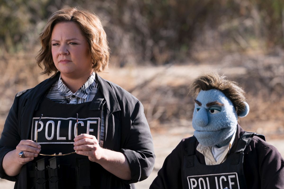 Melissa McCarthy and her puppet partner Phil Philips in The Happytime Murders (2018)