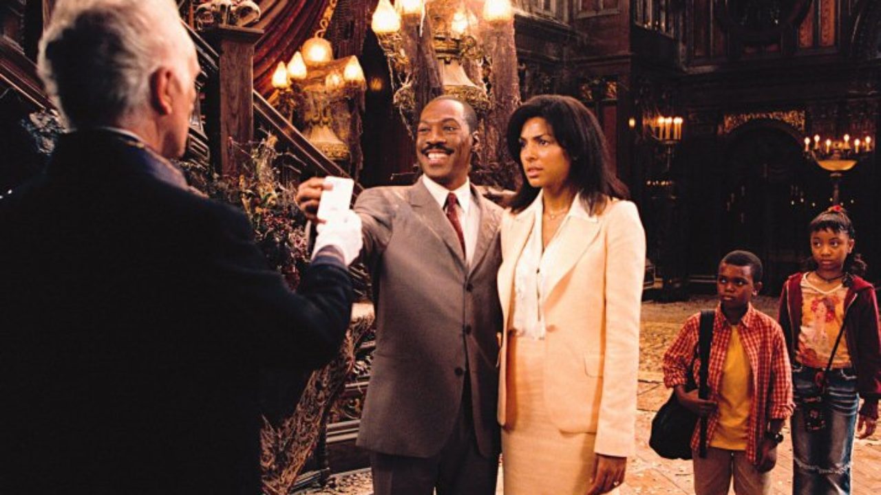 Ramsley the butler (Terence Stamp) greets Eddie Murphy, wife Marsha Thomason and kids Marc John Jefferies and Aree Davis in The Haunted Mansion (2003)