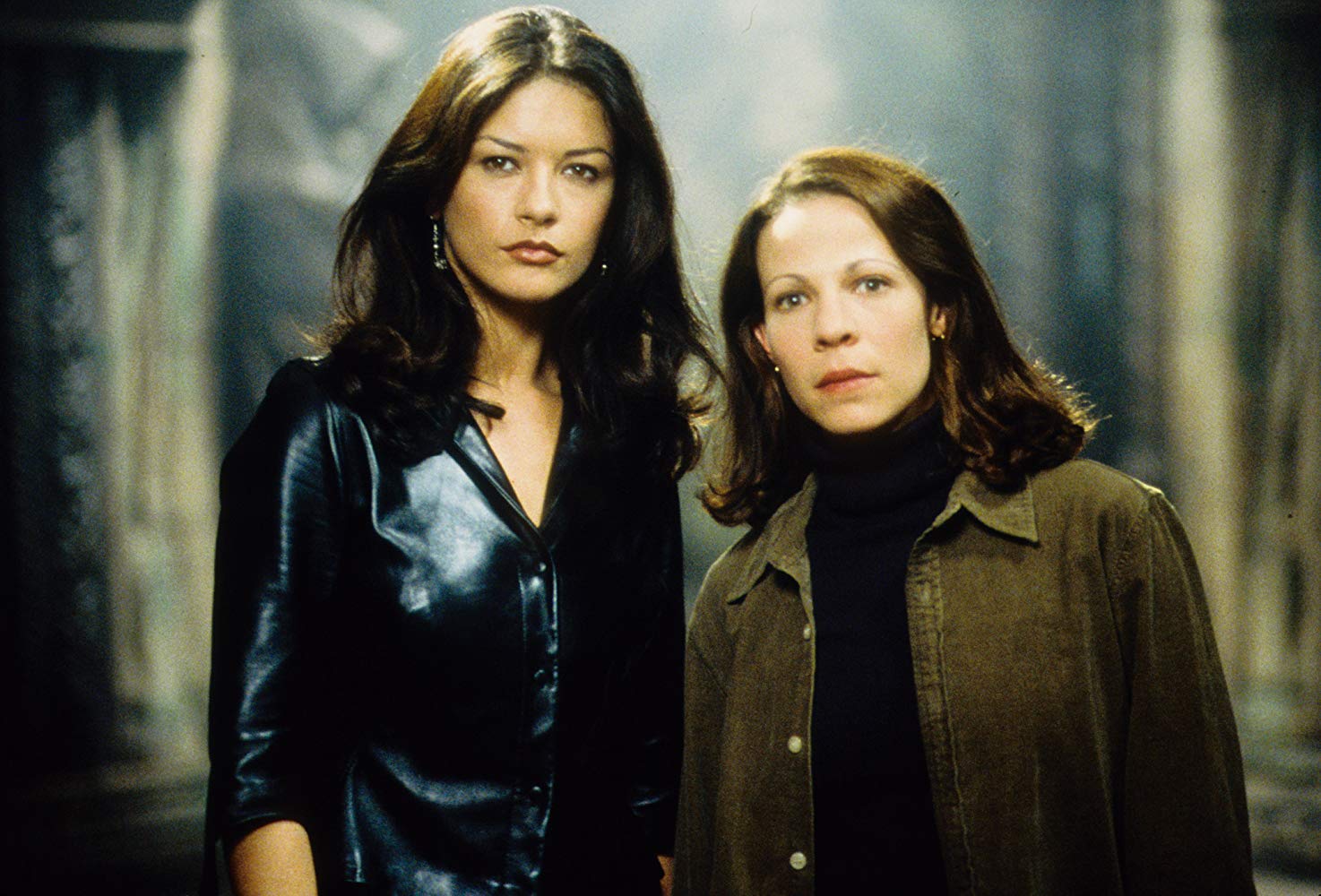 Theo (Catherina Zeta-Jones) and Eleanor (Lili Taylor) in The Haunting (1999)