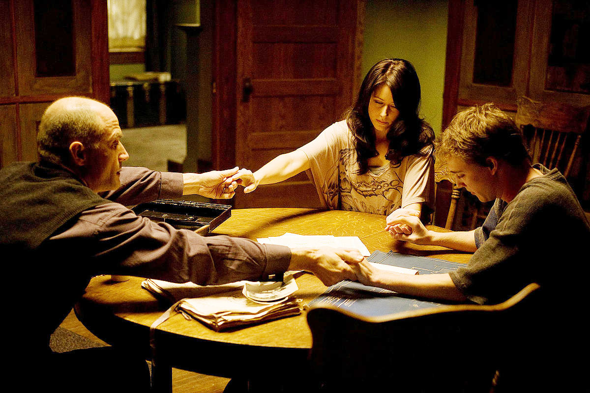 Seance held between (l to r) Elisa Koteas, Amanda Crew and Kyle Gallner in The Haunting in Connecticut (2009)
