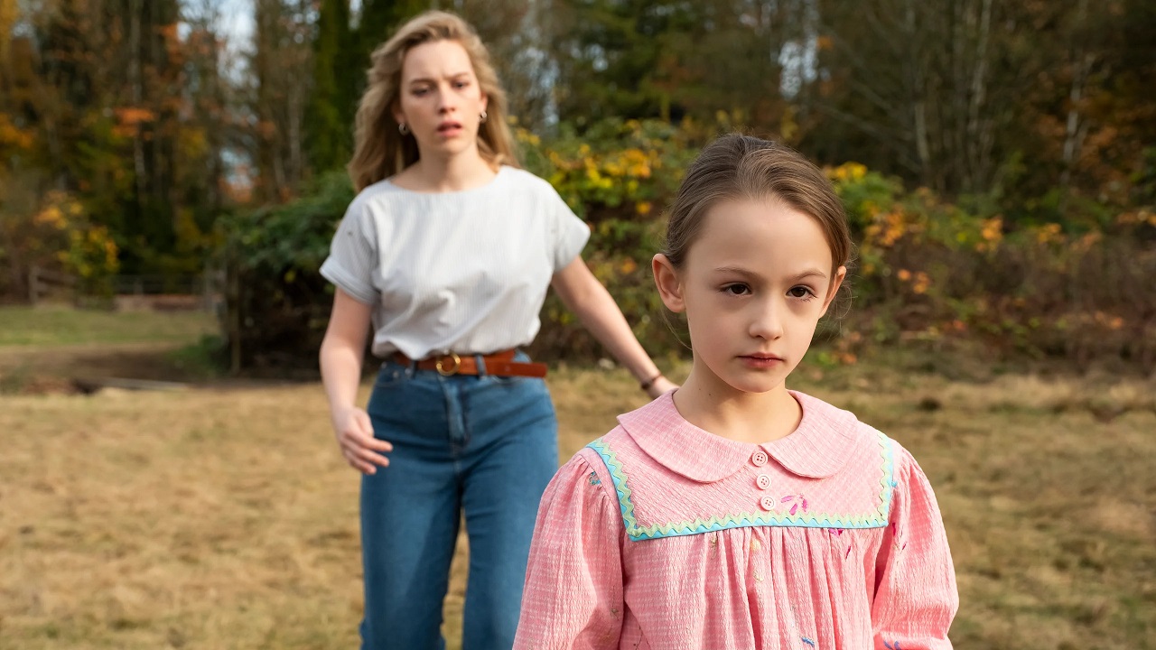 Dani Clayton (Victoria Pedretti) and Flora (Ameilie Bea Smith) in The Haunting of Bly Manor (2020)