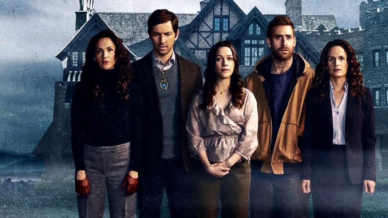 The Crain children - Theo (Kate Siegel), Steven (Michiel Huisman), Eleanor/Nell (Victoria Pedretti), Luke (Oliver Jackson-Cohen) and Shirley (Elizabeth Reaser) in The Haunting of Hill House (2018)