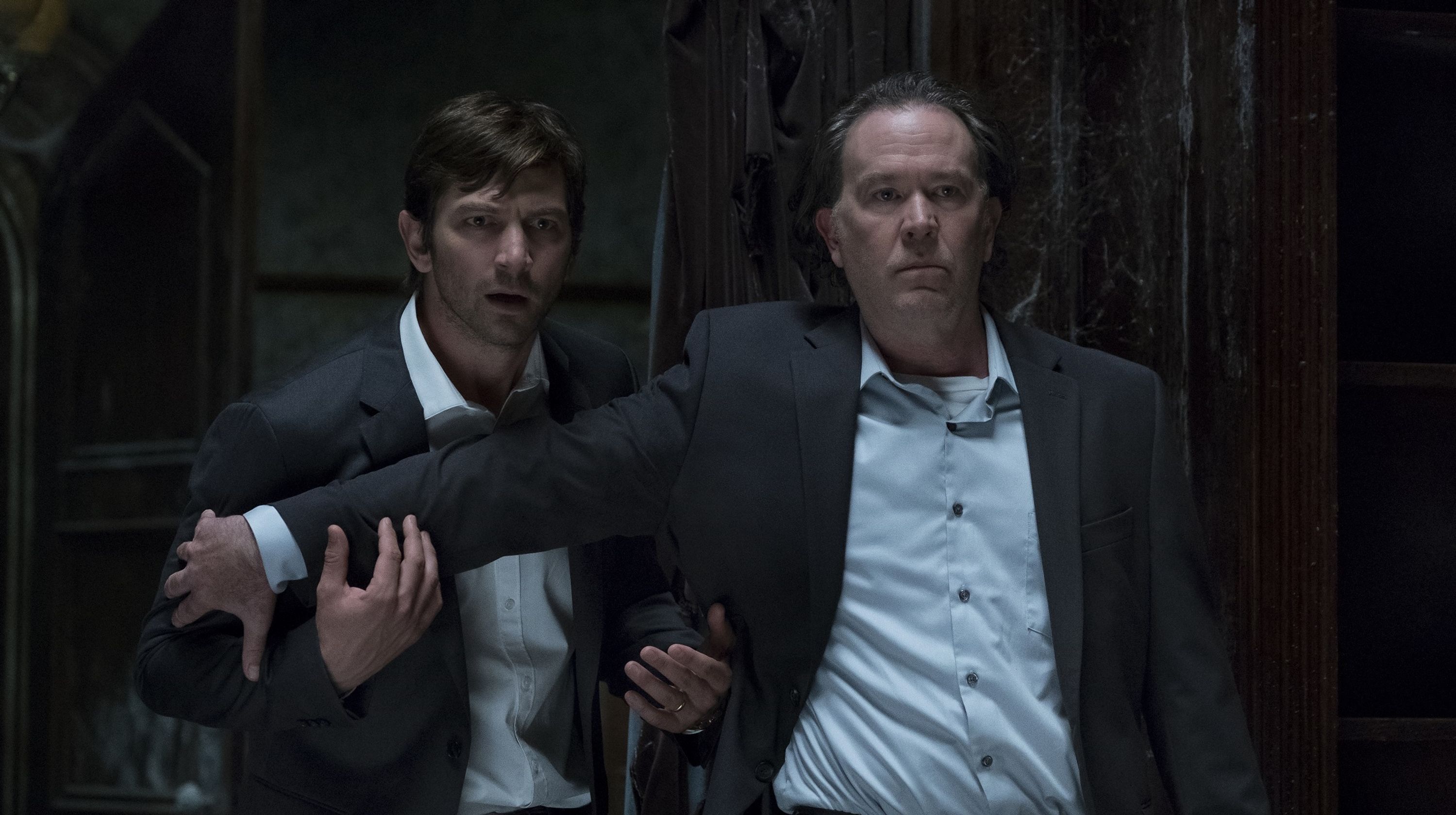 Steven (Michiel Huisman) and his father (Timothy Hutton) return to Hill House in The Haunting of Hill House (2018)