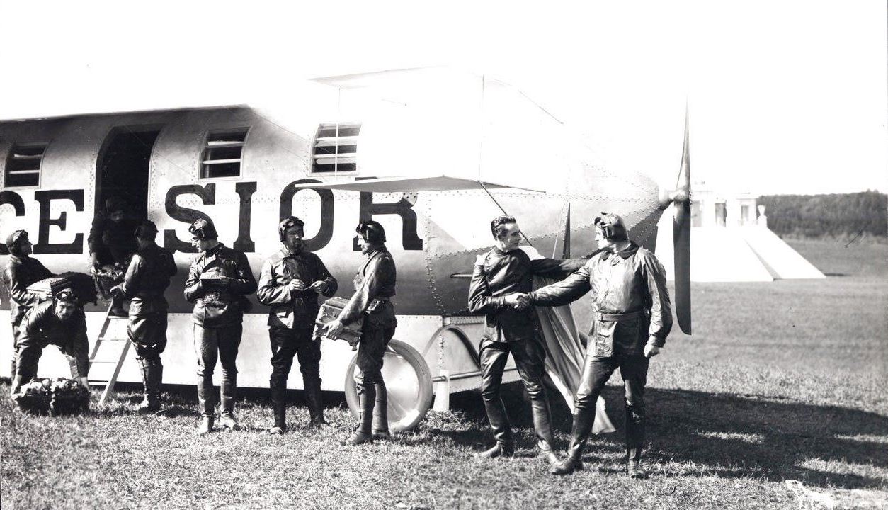 The astronauts prepare to head to Mars by plane in Heaven Ship (1918)