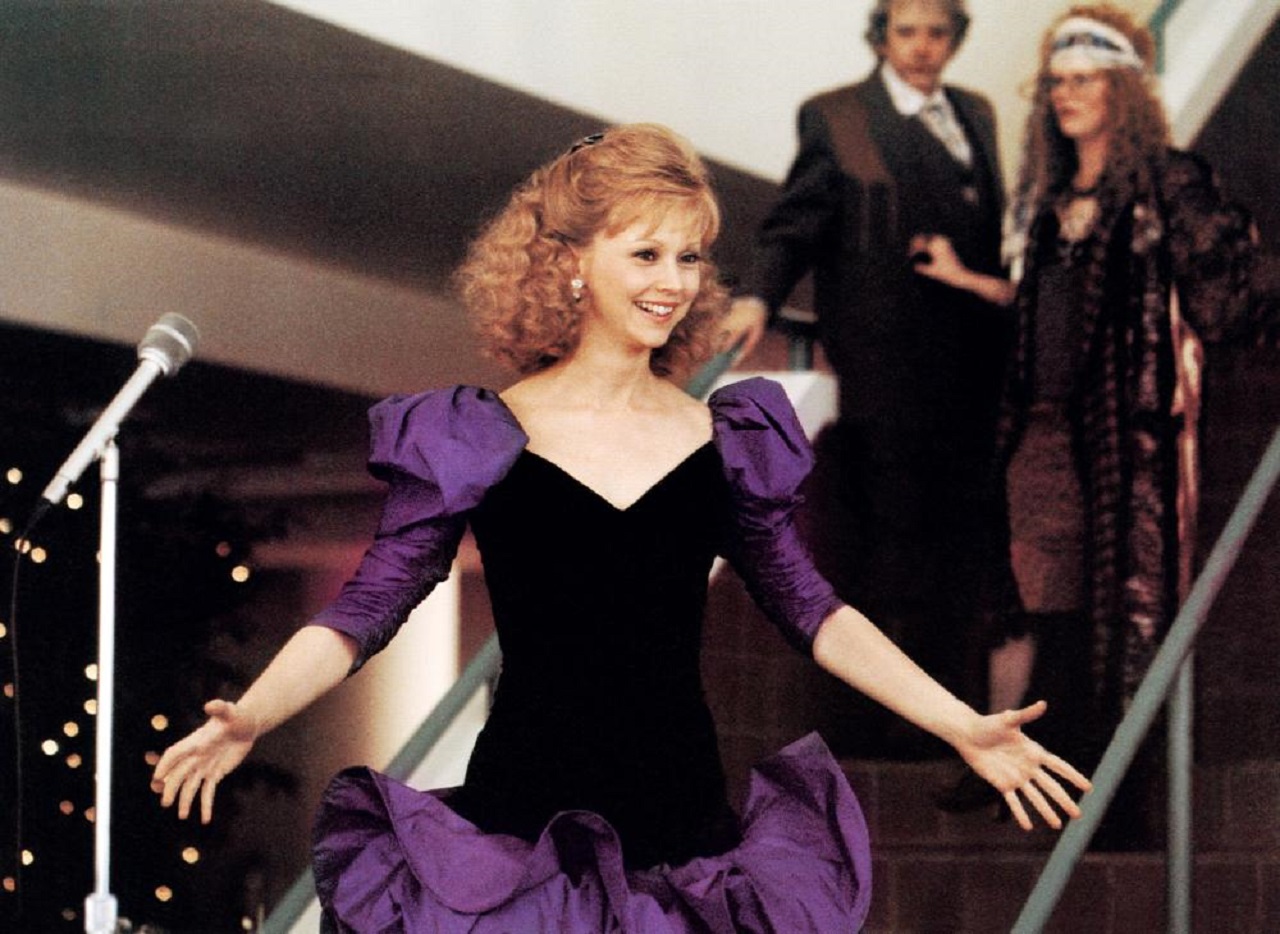 Shelley Long as a resurrected housewife in Hello Again (1987)
