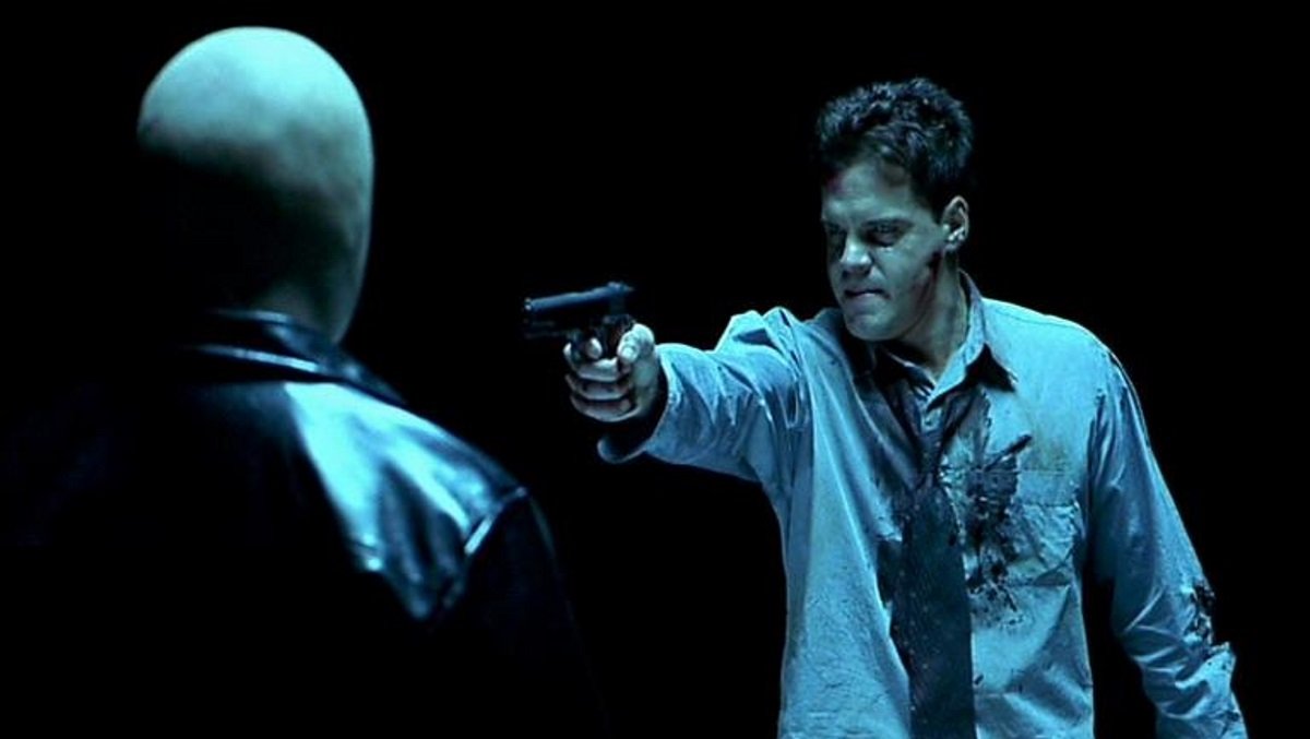 Detective Craig Sheffer confronts the mysterious The Engineer in Hellraiser: Inferno (2000)