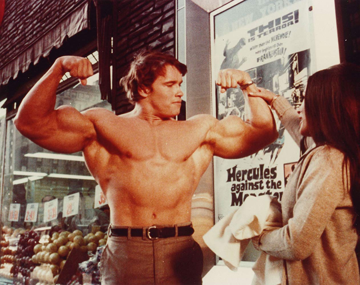 Hercules (Arnold Schwarzenegger) shows off his muscles in Hercules in New York (1970)