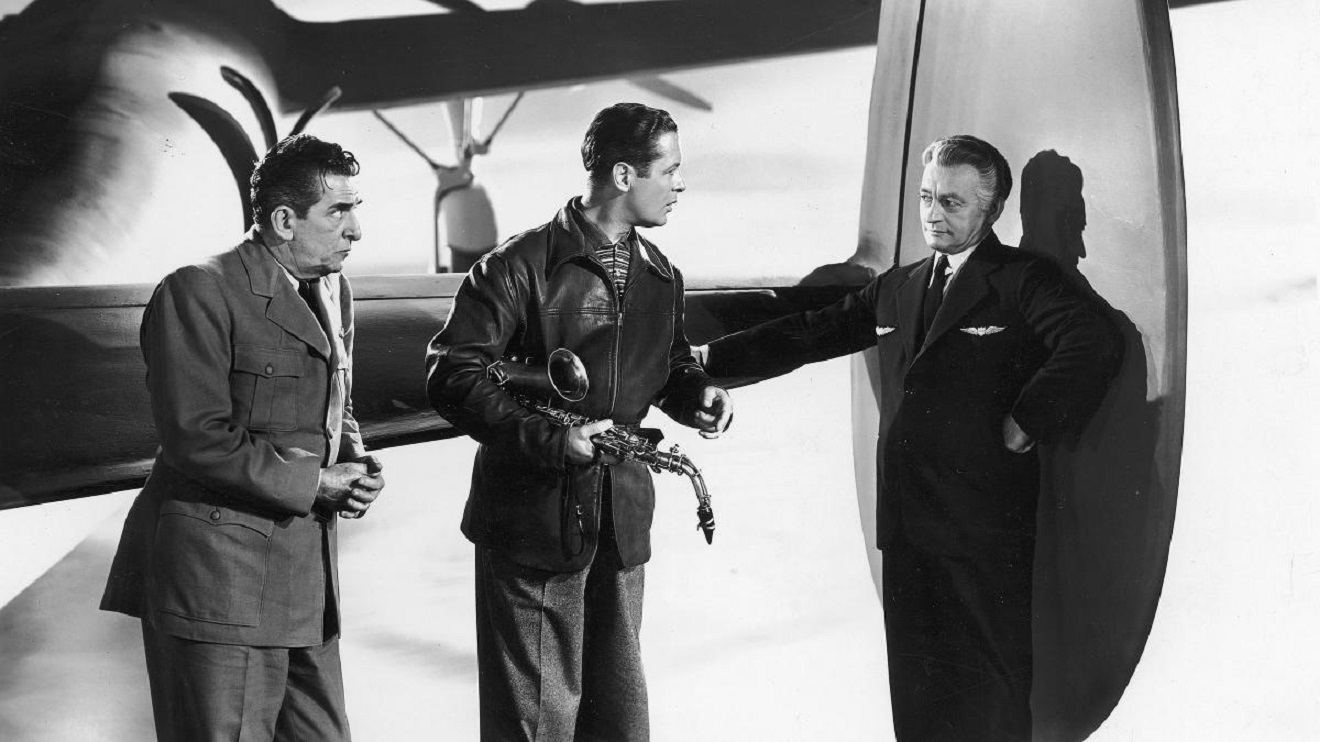 Joe Pendelton (Robert Montgomery( (c) arrives in Heaven flanked by Heavenly Messenger No. 7013 (Edward Everett Horton) (l) and Mr Jordan (Claude Rains) (r) in Here Comes Mr Jordan (1941)