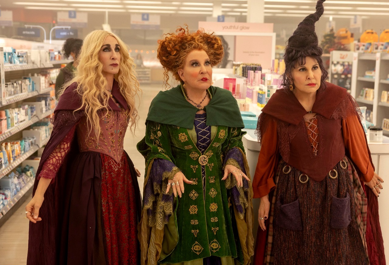 The Sanderson Sisters - Sarah Jessica Parker, Bette Midler and Kathy Najimy in Hocus Pocus 2 (2022)