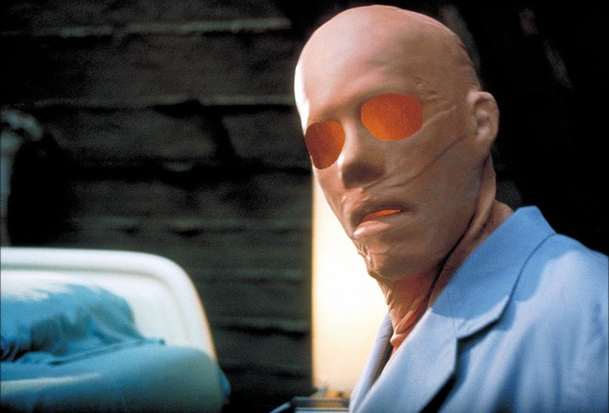 An invisible Kevin Bacon in Hollow Man (2000)