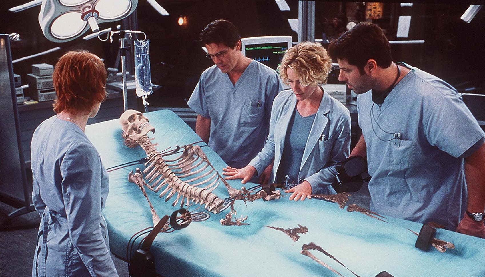 Kim Dickens, Josh Brolin, Elisabeth Shue, Greg Grunberg look on as Kevin Bacon's skeleton becomes visible in Hollow Man (2000)