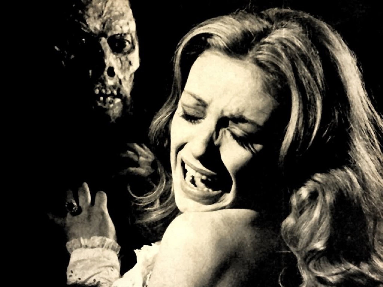 The creature attacks Silvia Tortosa in Horror Express (1972)