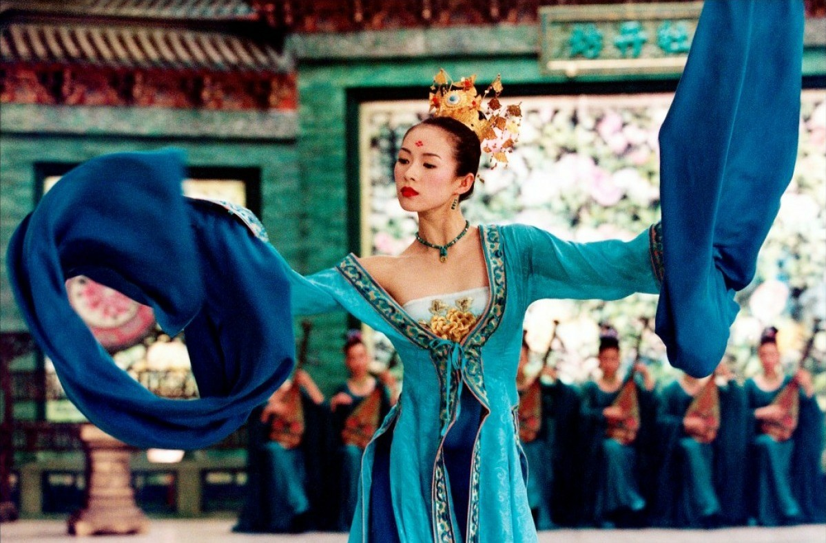 Zhang Ziyi as Mei, an assassin in disguise in the royal court in House of Flying Daggers (2004)