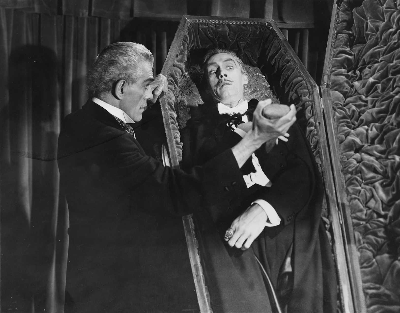 Dr Niemann (Boris Karloff) revives Count Dracula (John Carradine) in House of Frankenstein (1944)