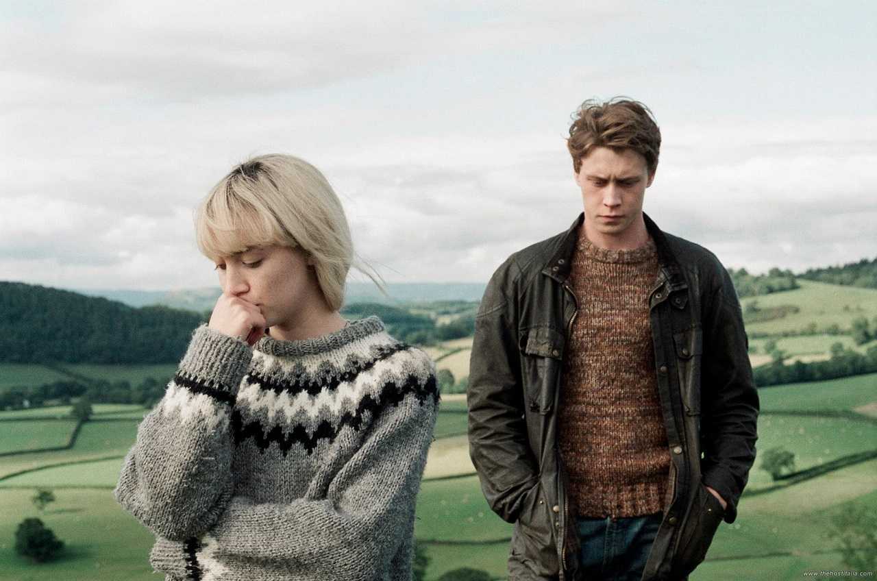 Saoirse Ronan and George MacKay in How I Live Now (2013)