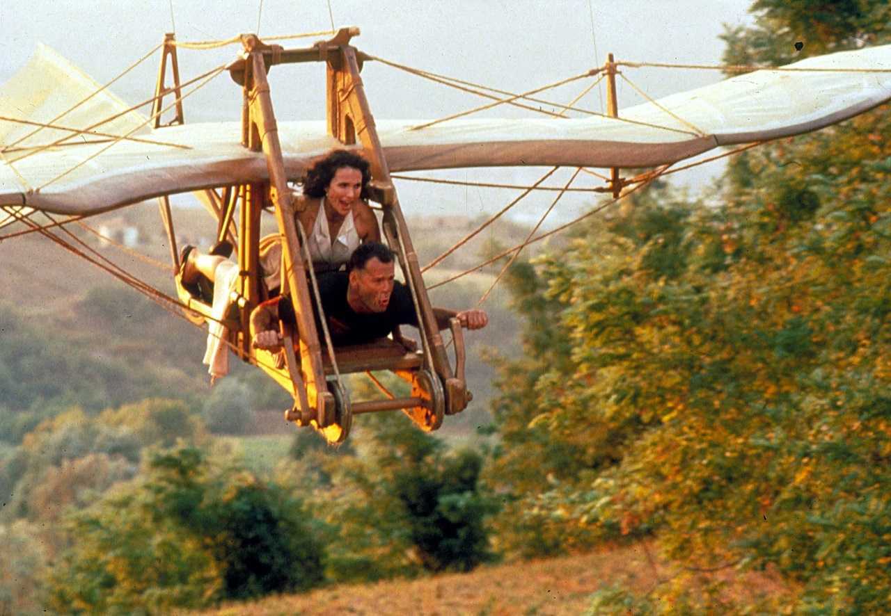 Bruce Willis and Andie McDowell take flight by Da Vinci hang glider in Hudson Hawk (1991)