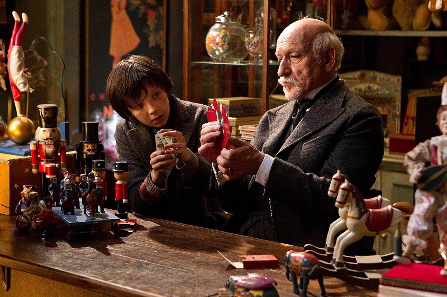 (l to r) Hugo Cabret (Asa Butterfield) befriends Georges Melies (Ben Kingsley) in Hugo (2011)