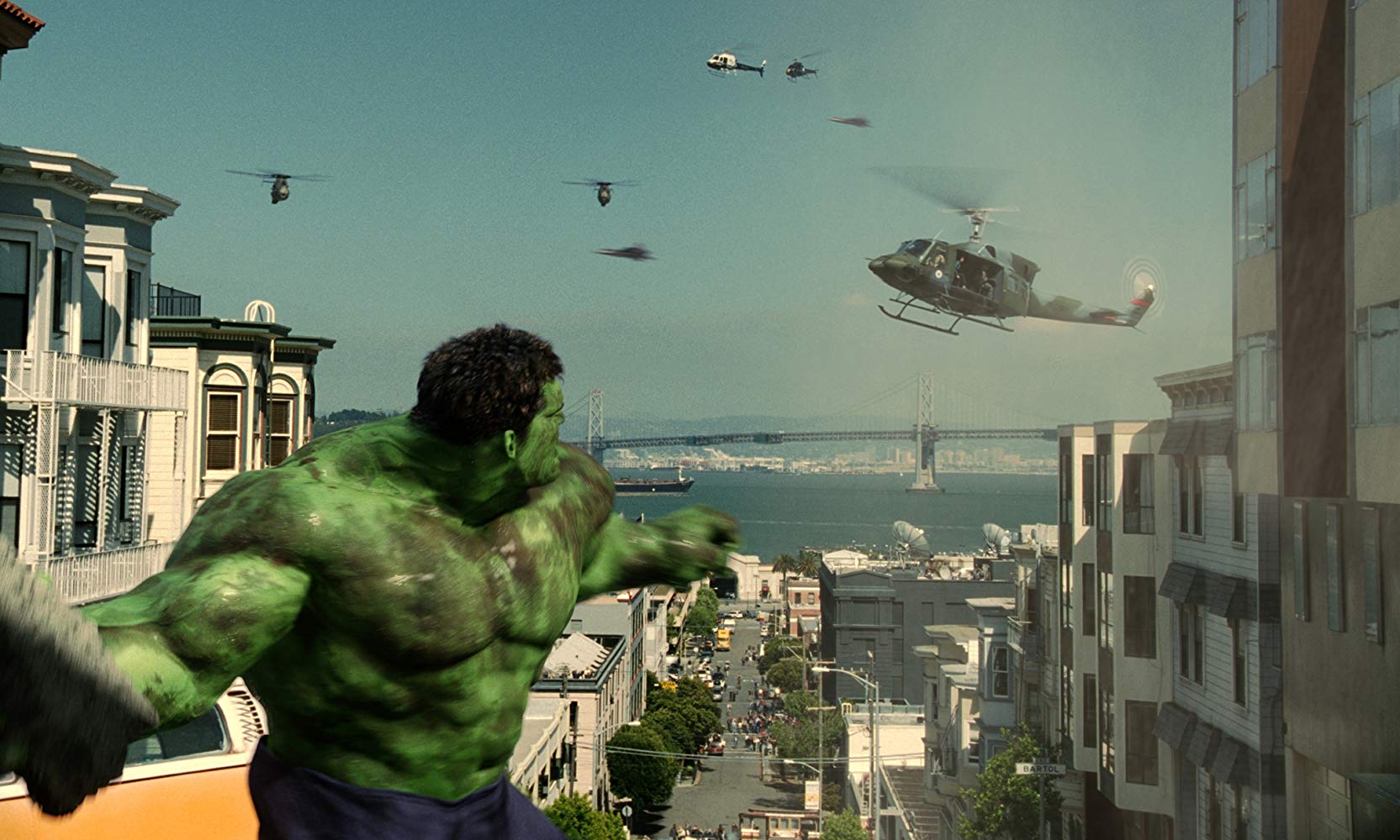 Eric Bana hulks out in the streets of San Francisco in Hulk (2003)