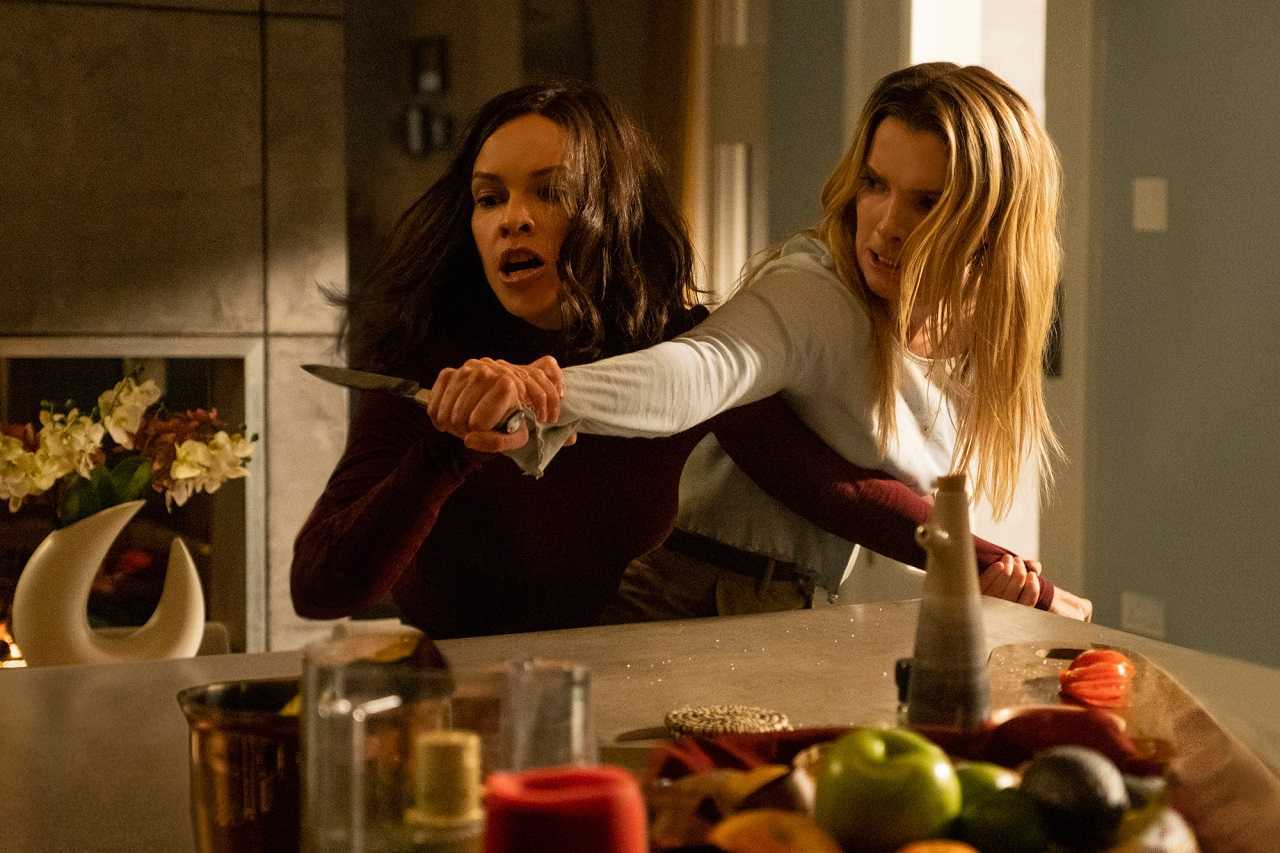 Fight between Hilary Swank and Betty Gilpin in The Hunt (2020)