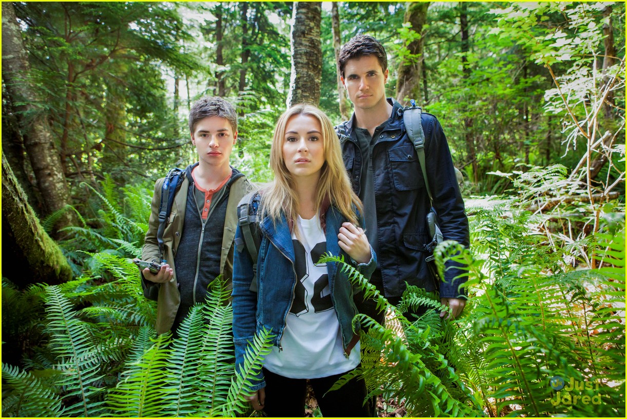 Keenan Tracey, Alexa Vega, Robbie Amell in The Hunters (2013)