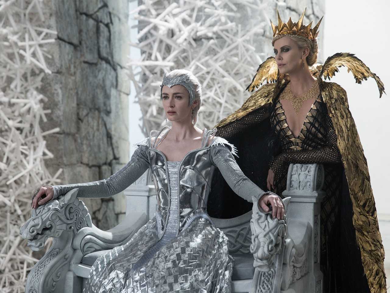 Queen Freya (Emily Blunt) and Queen Ravenna (Charlize Theron) in The Huntsman Winter's War (2016)