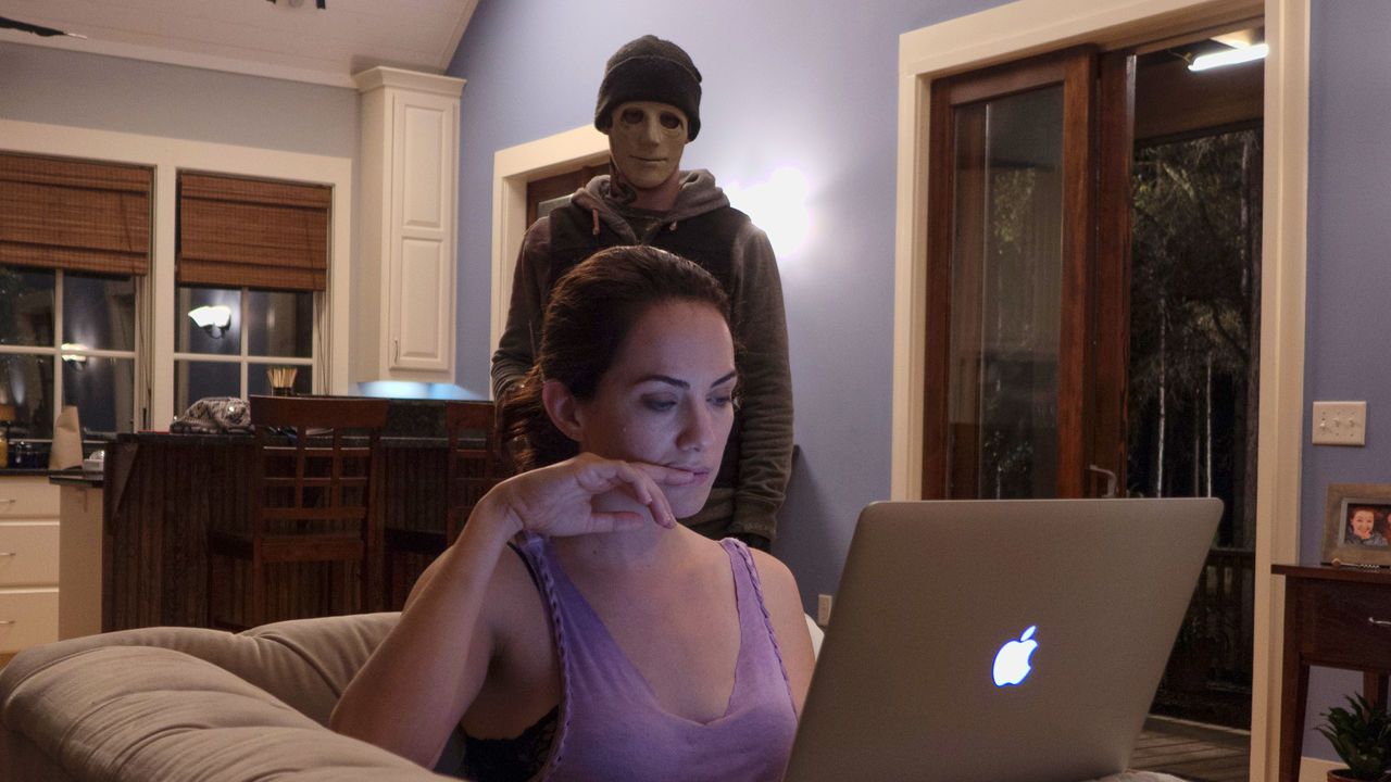 John Gallagher Jr. sneaks up on deaf Kate Siegel in Hush (2016)