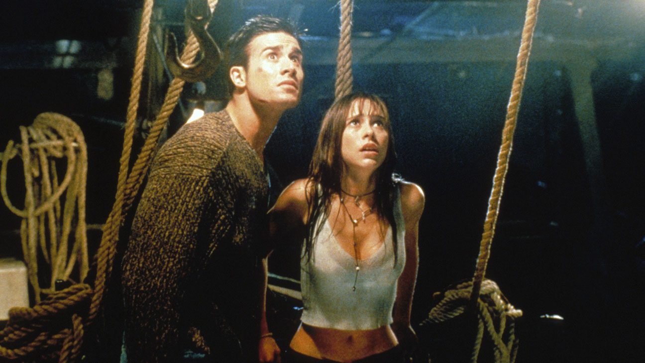 Freddie Prinze Jr and Jennifer Love Hewitt search for the killer in I Know What You Did Last Summer (1997)