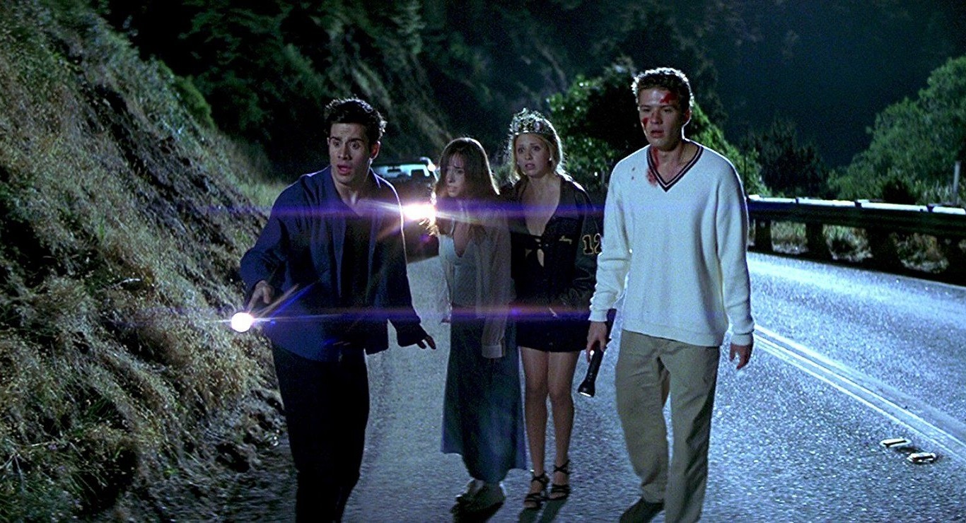 The teens go to see what they have run down on the road - Freddie Prinze Jr, Jennifer Love Hewitt, Sarah Michelle Gellar and Ryan Philippe in I Know What You Did Last Summer (1997)