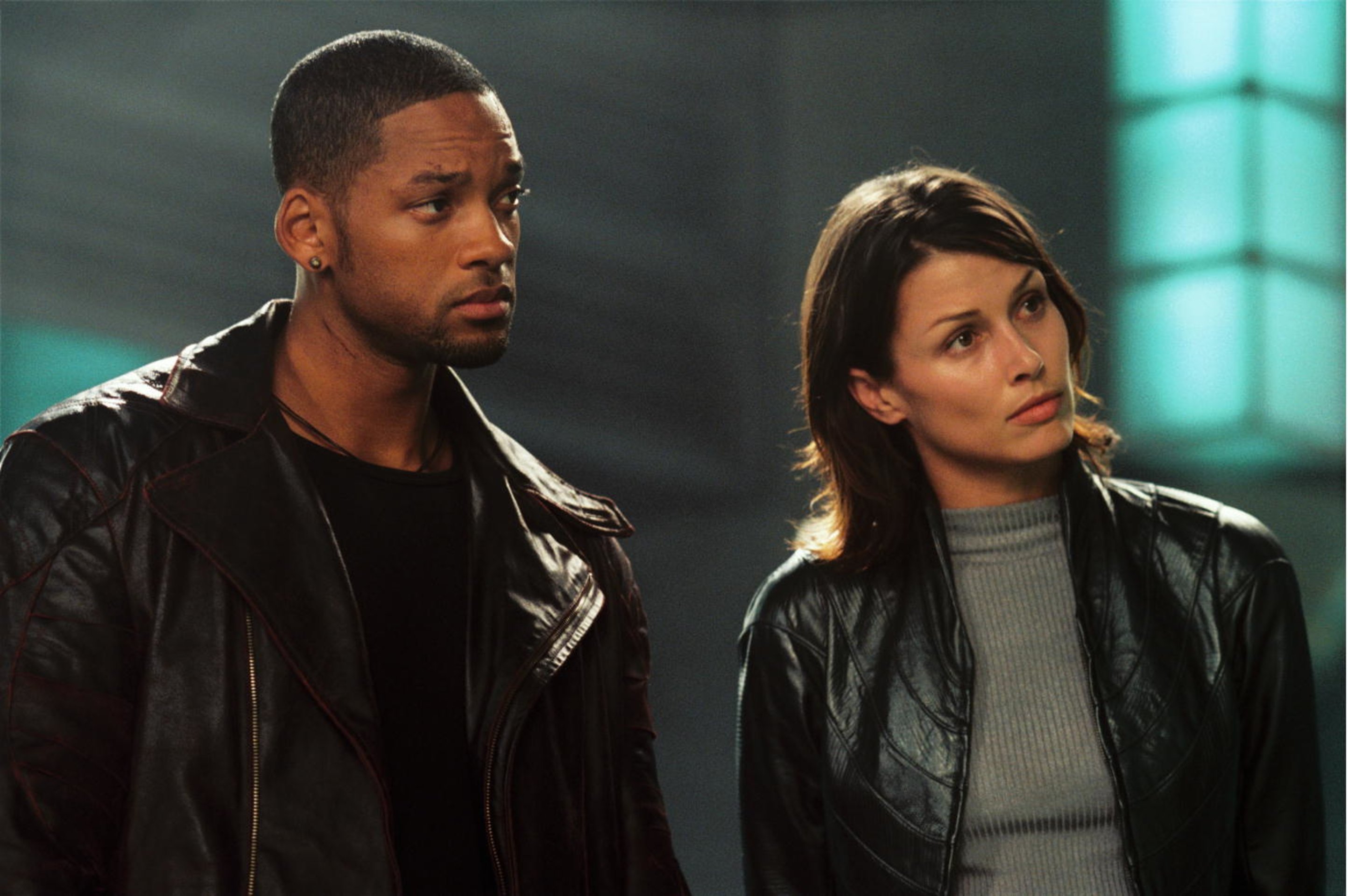 Will Smith as detective Dell Spooner and Bridget Moynahan as robot psychologist Dr Susan Calvin in I, Robot (2004)