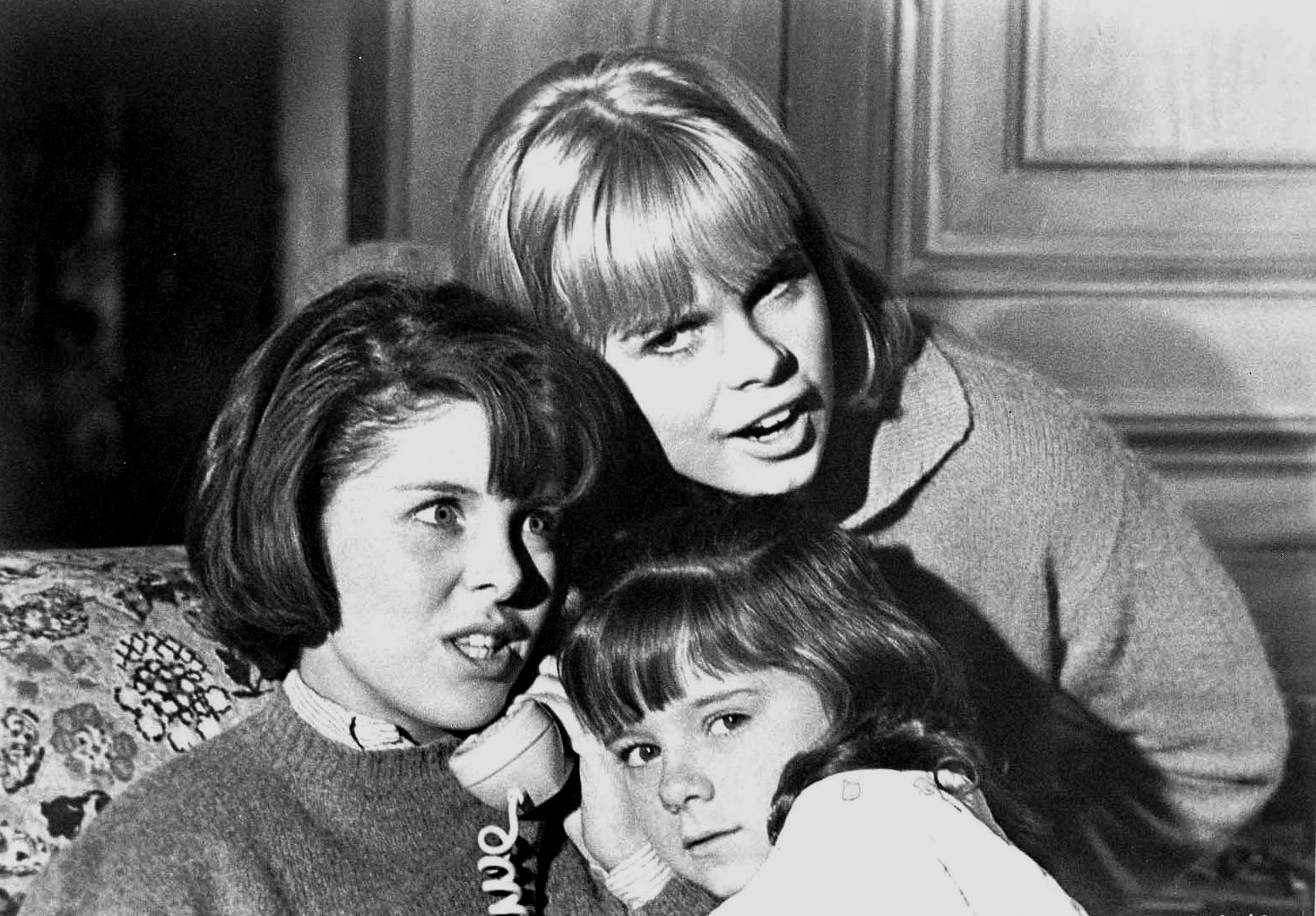 Best friends (l to r) Andi Garrett and Sarah Lane and the former's young sister Sharyl Locke (c) make prank calls in I Saw What You Did (1965)