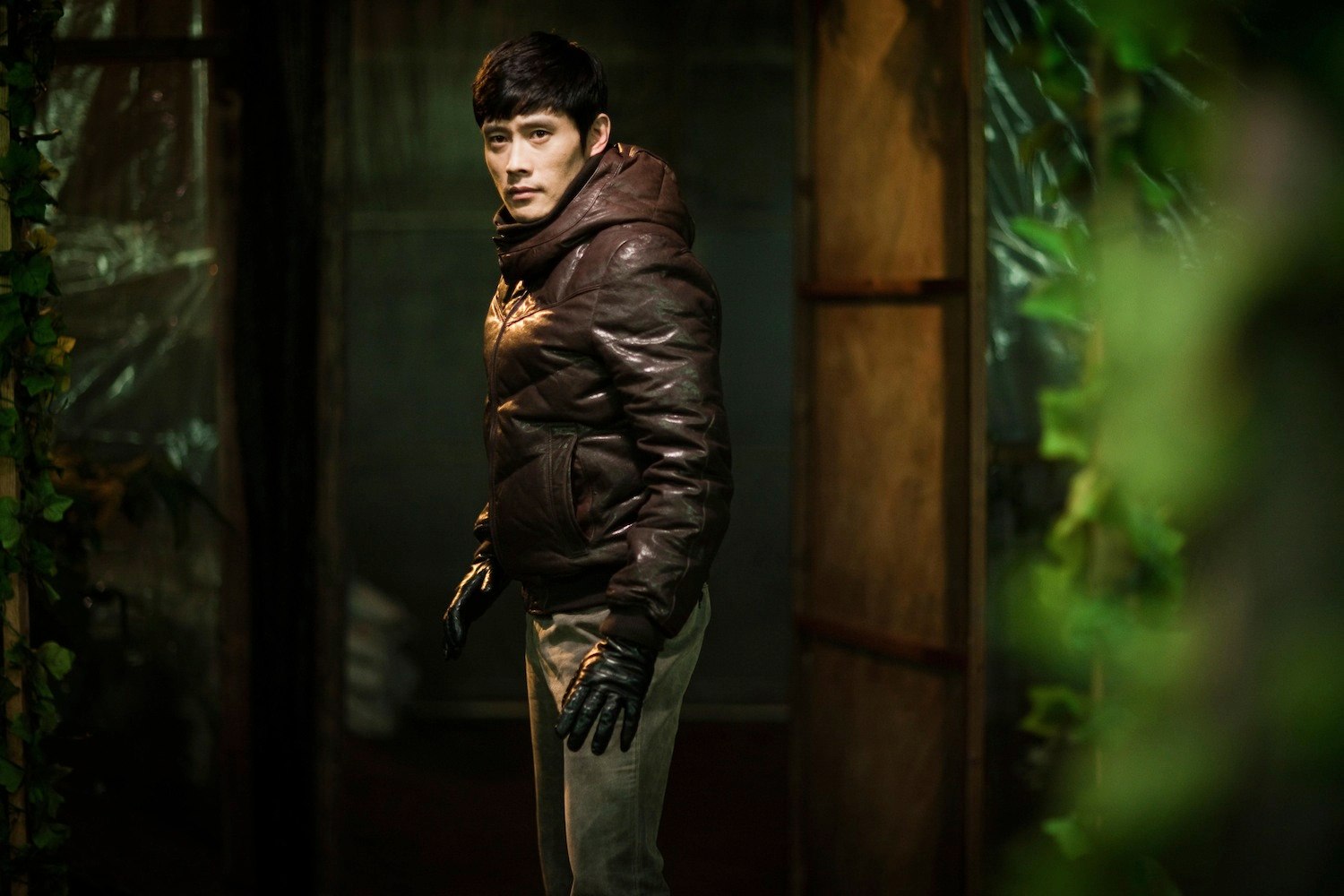 The obsessively pursuing nemesis detective Byung-hun Lee in I Saw the Devil (2010)