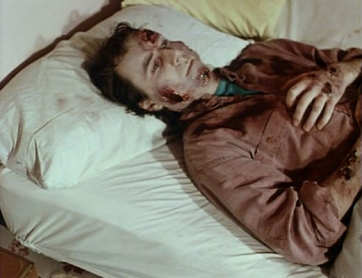 Giles Aspen slowly turns into a zombie in I Zombie: The Chronicles of Pain (1998)