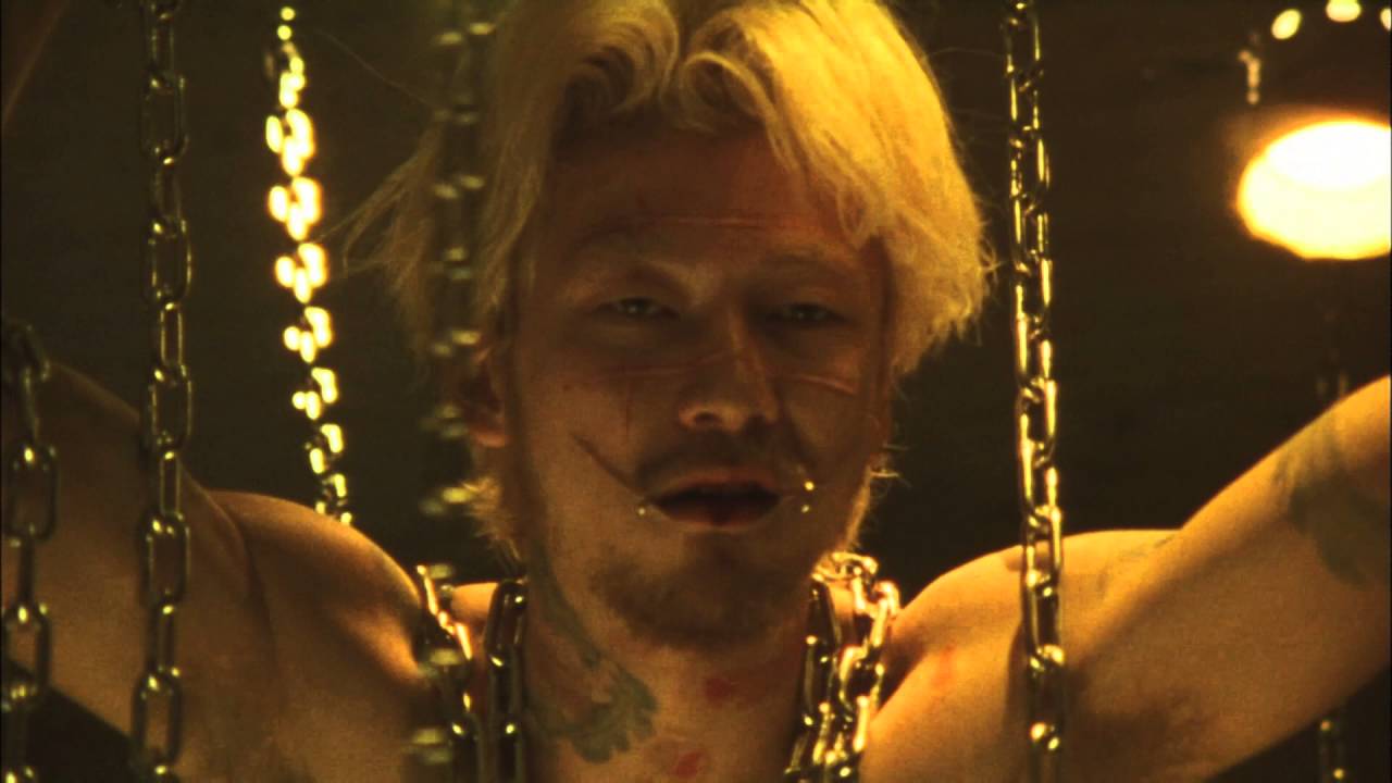 Kakihara (Tadanobu Asano) strung up in chains in Ichi the Killer (2001)