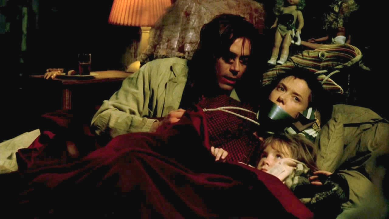 Serial killer Robert Downey Jr with an imprisoned Annette Bening and Krystal Benn in In Dreams (1999)