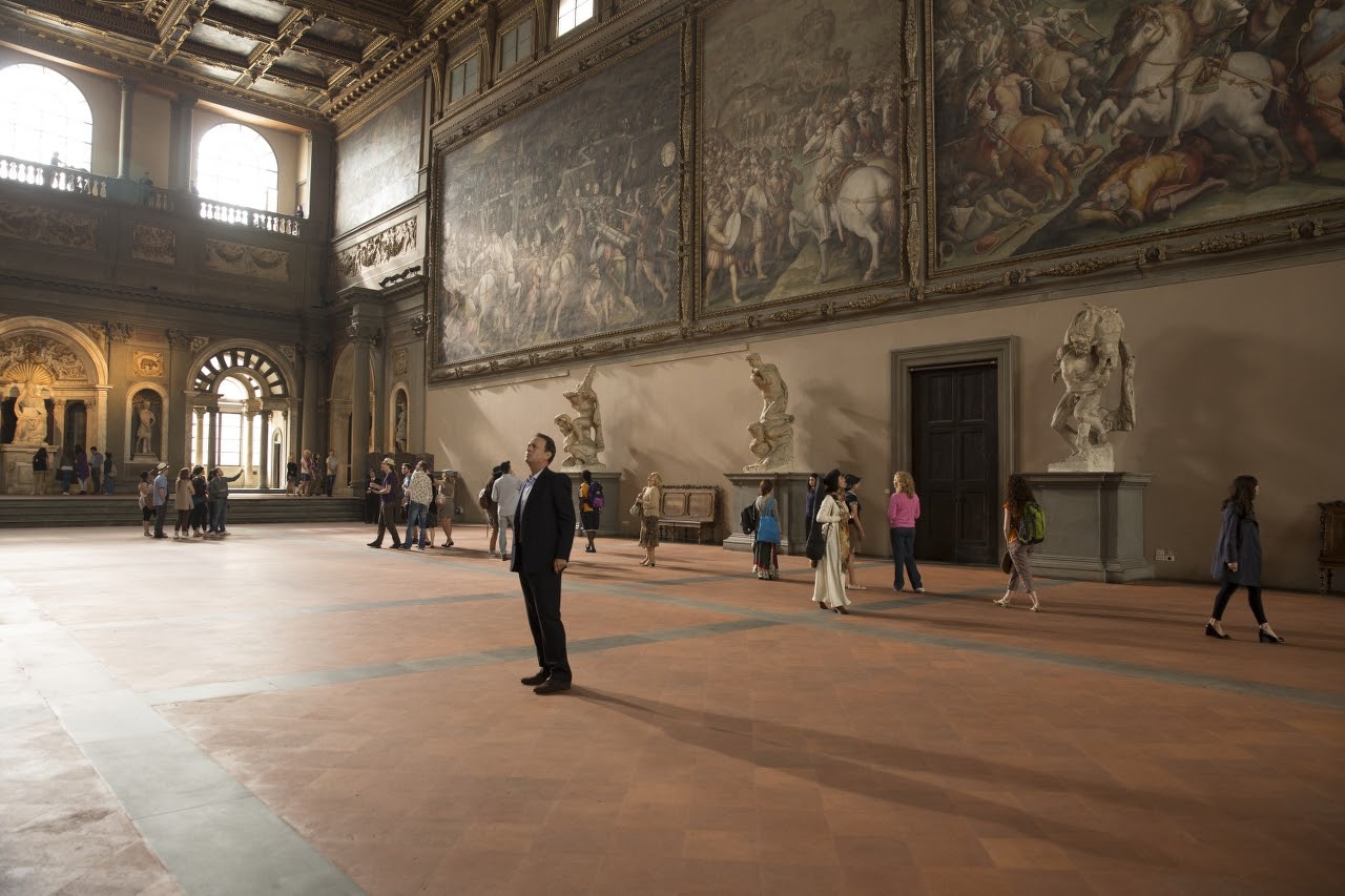 Tom Hanks searches for clues hidden in Florence's Salone dei Cinquecento in Inferno (2016)