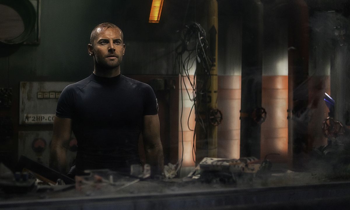 Whit Carmichael (Daniel MacPherson), the sole survivor of a mass insanity outbreak in Infini (2015)