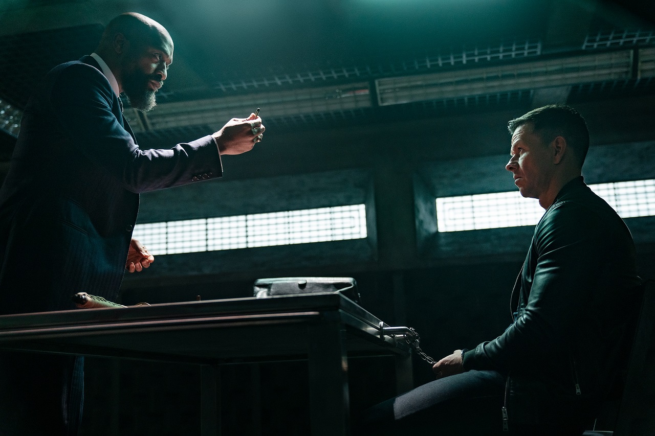 Bathurst (Chiwetel Ejiofor) interrogates Evan McCauley (Mark Wahlberg) at the police station in Infinite (2021)