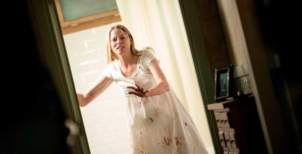 A pregnant Rachel Nichols under assault in her own home in Inside (2016)